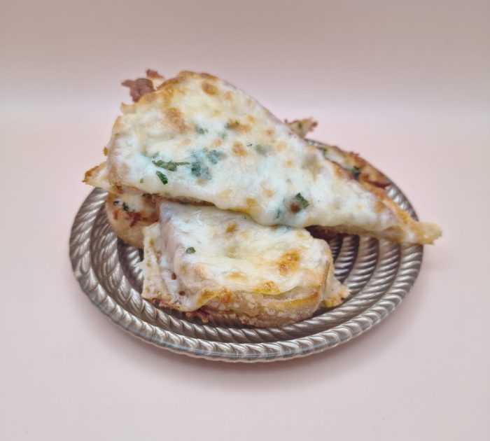 Pâine cu usturoi și brânză gratinată