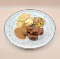 Carne de porc caramelizata cu salata de cartofi si legume
