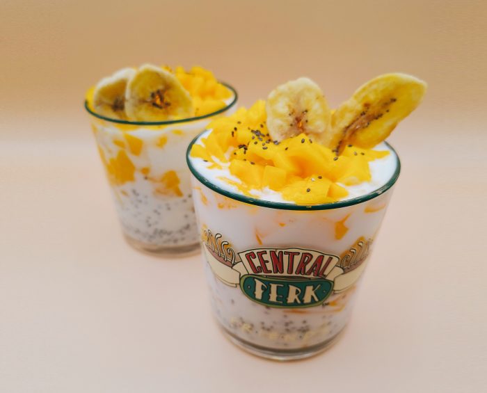 Budincă cu semințe de chia, mango și iaurt