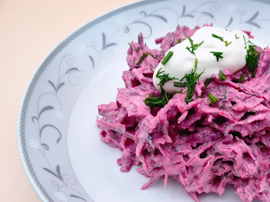 Salată de sfeclă roșie cu iaurt grecesc