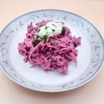 Salată de sfeclă roșie cu iaurt grecesc